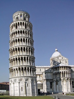 Die Piazza dei Mirácoli in Pisa mit dem "Schiefen Turm" und dem benachbarten Dom.