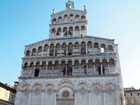 Die reich mit Arkaden geschmückte Fassade der Kathedrale "San Michele in Foro" in Lucca.