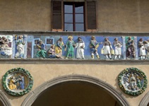 Ein farbenprächtiges Relief am mittelalterlichen Krankenhaus "Ospedale del Ceppo" in Pistoia.