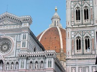 Die Türme des Baptisteriums rahmen die charakteristische Kuppel des Florenzer Doms ein.