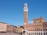 Der Palazzo Pubblico mit dem Torre del Mangia an der Piazza del Campo in Siena.