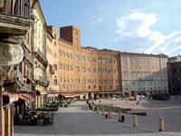 Häuserfassaden an der Piazza del Campo in Siena.