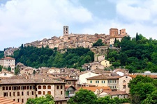Blick auf das Städtchen Colle Val d'Elsa mit der majestätisch auf einem Hügel thronenden Oberstadt Colle Alta.