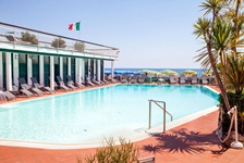 Blick auf den Pool des Hotel Gabriella