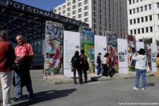 Blick auf den Potsdamer Platz mit Mauerresten und Infotafeln über die Berliner Mauer