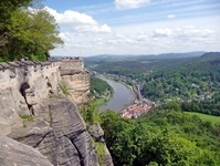 Die eindrucksvollen Felsen des Elbsandsteingebirges erheben sich über dem Fluss.