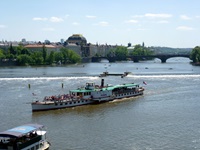 Reger Schiffsverkehr auf der Elbe, im Hintergrund die Prager Karlsbrücke