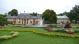Prächtiger Blumenschmuck im Garten von Schloss Pillnitz in Dresden.