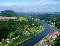Herrlicher Blick auf eine von grünen Ufern und Siedlungen gesäumte Flussschleife der Elbe.