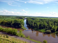 Grüne Idylle am Zusammenfluss von Elbe und Moldau bei Melnik.