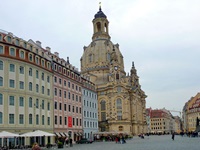 Bunte Häuserfassaden rund um die Dresdner Frauenkirche.