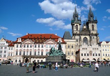 Der Altstädter Ring in Prag mit dem Palais Kinsky, der Teynkirche und dem Jan-Hus-Denkmal.