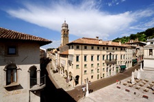 Die Straße des 20. Septembers (Via Venti Settembre) in Conegliano mit dem markanten Turm des Doms.