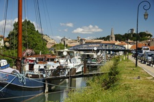 Schöner Blick auf Beaucaire und die im Yachthafen vor Anker liegenden Boote.