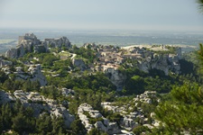 Panoramablick auf die harmonisch in die umgebenden Felsen eingebaute Stadt Les Baux-de-Provence und die Ruinen der einstigen Festung.