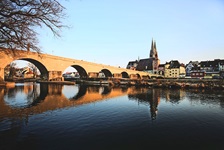 Blick zur Steinernen Brücke und zu den Türmen des Dom St. Peter in Regensburg