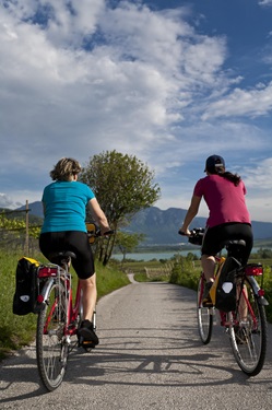 Zwei Radfahrerinnen auf dem Etschtal-Radweg.
