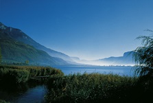 Wunderschöne Morgenstimmung über einem der zahlreichen Südtiroler Seen.