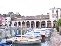 Vertäute Boote am Innenhafen von Desenzano del Garda am Gardasee.