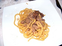 Eine Portion Spaghetti mit Fleischsauce auf einem Teller.