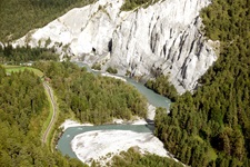 Blick auf die beeindruckende Rheinschlucht in der Schweiz am Rhein-Radweg