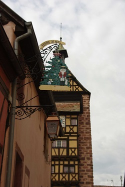 Detailbild eines Schildes in der Gemeinde Riquewihr