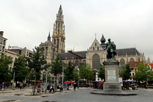 Schöner Blick auf die Kathedrale von Antwerpen und das Rubens-Standbild.