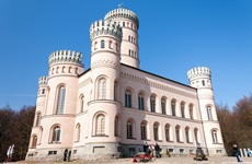 Das imposante Jagdschloss Granitz auf Rügen.