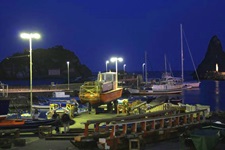 Ein sizilianischer Hafen bei Nacht.