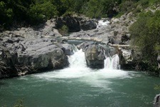 Ein kleiner Wasserfall in der bizarren Alcantara-Schlucht.