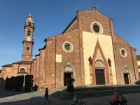 Die Fassade der Kathedrale Santa Maria Assunta in Saluzzo.