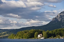 Blick über den Attersee in Österreich zu einem Berg