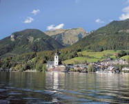 Blick über den Wolfgangsee nach St. Wolfgang mit der Pfarr- und Wallfahrtskirche und dem Hotel Weißen Rössel im Salzkammergut