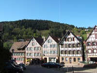 Malerische Fachwerkhäuser umschließen den Marktplatz von Schiltach.