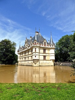 Blick auf das wundervolle Wasserschloss Azay-le-Rideau