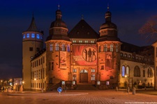 Das nächtlich beleuchtete Historische Museum der Pfalz in Speyer.