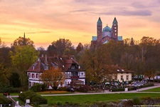 Sonnenuntergang über dem Dom von Speyer und dem am Rheinufer gelegenen Restaurant Alter Hammer.