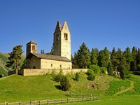 Der Turm der Kirche San Gian bei Celerina hat seit einem Blitzeinschlag im Jahre 1682 kein Dach mehr.