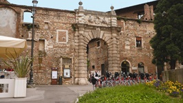 Geparkte Fahrräder beim Teatro Olimpico in Vicenza.