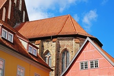 Bunte Häuserfassaden in der Altstadt von Stralsund.