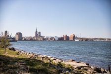 Die Skyline von Stralsund mit der markanten Silhouette der Nikolaikirche.