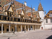 Das frühere (Armen-)Hospital Hôtel Dieu in Beaune mit seinem charakteristischen, bunt gemusterten Dach.