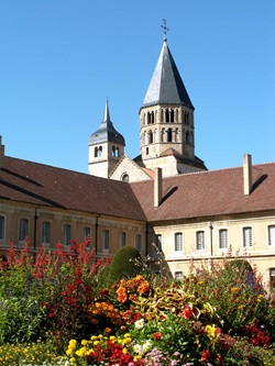 Blumenschmuck vor der bekannten Klosteranlage von Cluny.