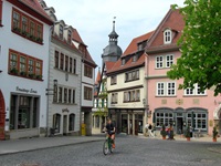 Ein Radler in der Innenstadt von Gotha.