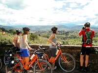Vier Radfahrer - drei Frauen und ein Mann - machen im Chianti-Gebiet eine Fotopause.