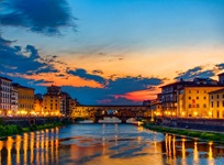 Sonnenuntergang über dem Ponte Vecchio in Florenz.