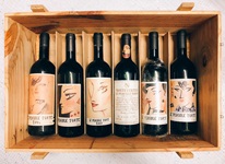 Chianti-Flaschen in einer Holzkiste.