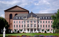 Blick auf den rosa-weißen Palast mit Parkanlage in Trier