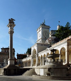 Blick auf einen Brunnen und eine Skulptur mit Löwe in Udine