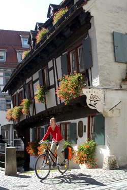 Eine Fahrradfahrerin fährt durch das Fischerviertel in Ulm